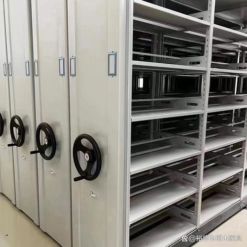 据《2025中国办公家具行业报告》显示,该市场规模年增长率达12%,预计